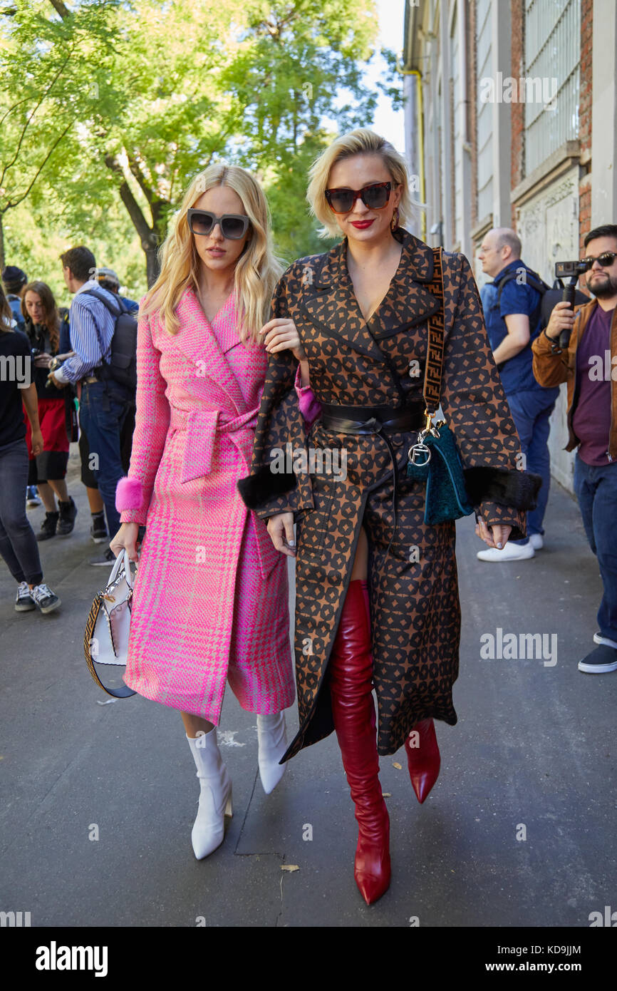 Milan - 21 septembre : les femmes avec des sacs fendi manteau rose et  marcher avant fendi fashion show, Milan Fashion week street style le 21  septembre 2017 en Photo Stock - Alamy