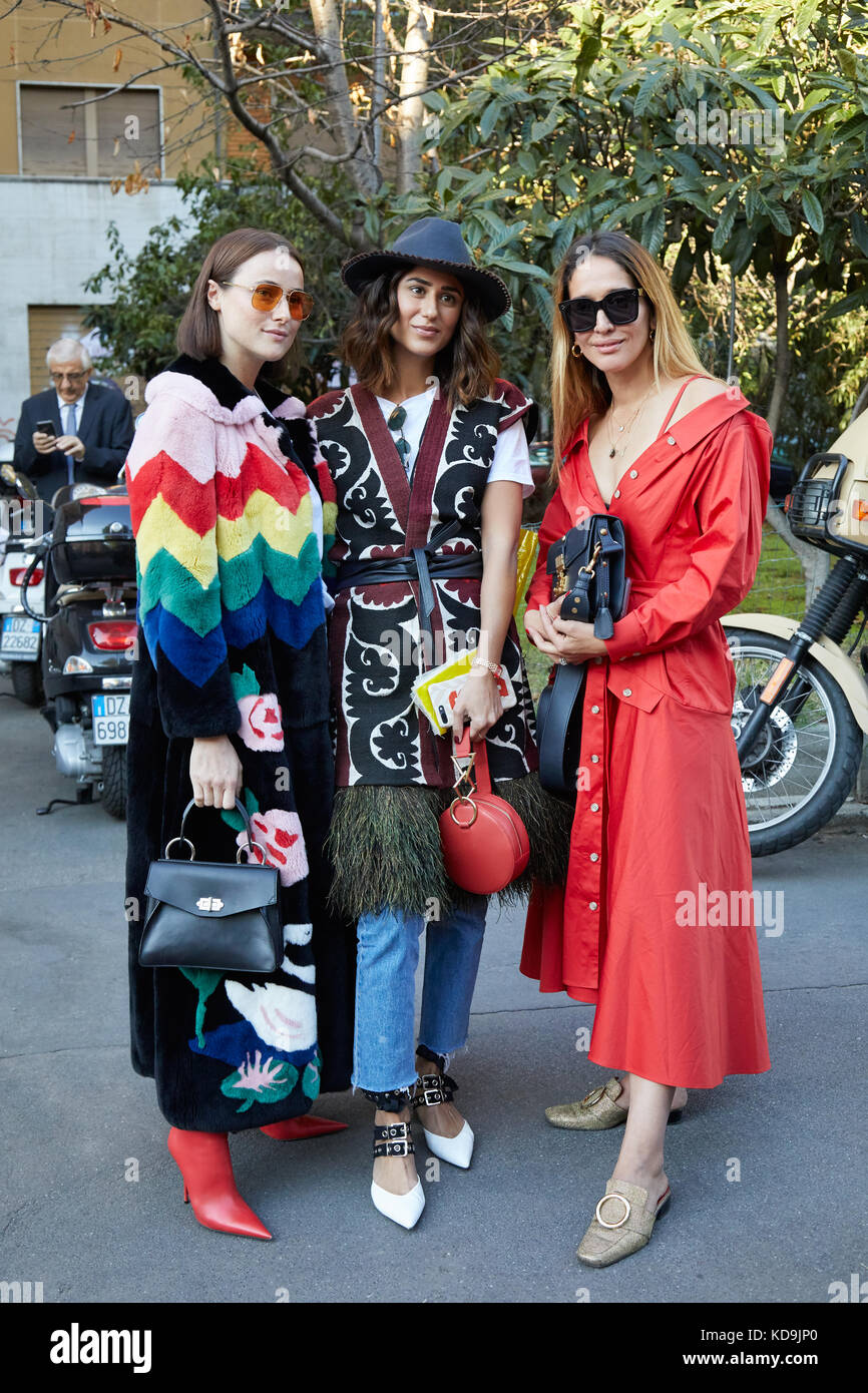 Milan - 21 septembre : les femmes avec des vêtements colorés elegnat avant prada fashion show, Milan Fashion week street style le 21 septembre 2017 à Milan. Banque D'Images