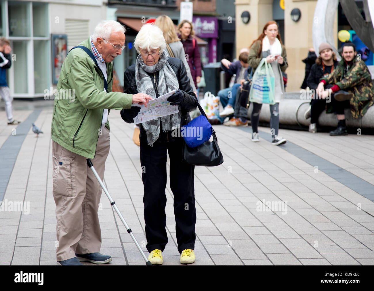 Lecture d'une carte Shoppers Irlande du Nord Belfast Banque D'Images
