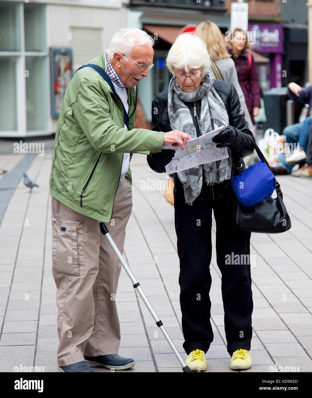 Lecture d'une carte Shoppers Irlande du Nord Belfast Banque D'Images