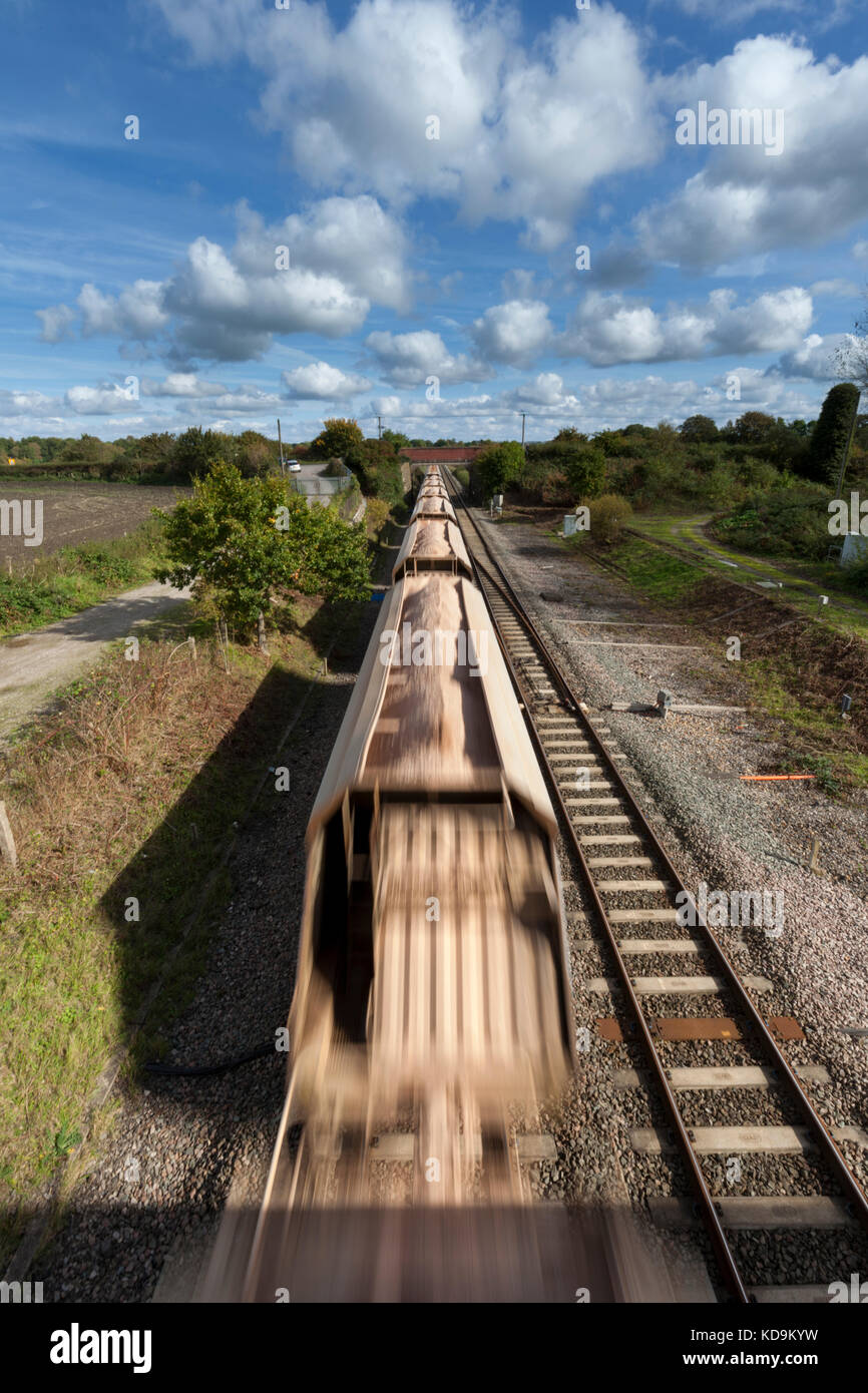 DB Cargo Rail Mendip Merehead - Carrière granulats Theale train Woodborough (entre Pewsey & Westbury) sur la ligne et de Hants Berks Banque D'Images