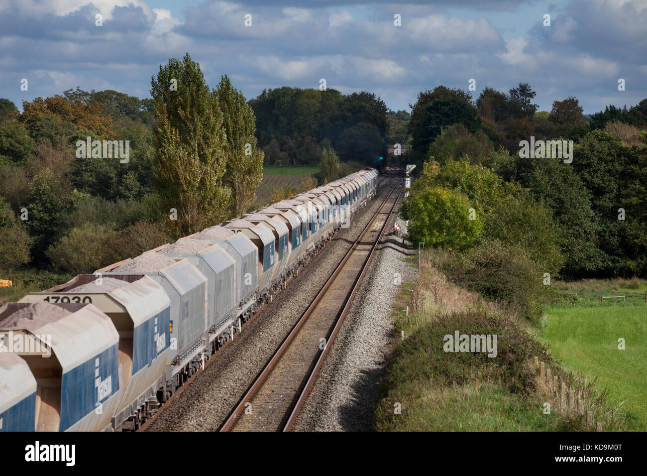 Train de fret transportant des granulats passant Woodborough (entre Pewsey & Westbury, Wiltshire) Banque D'Images