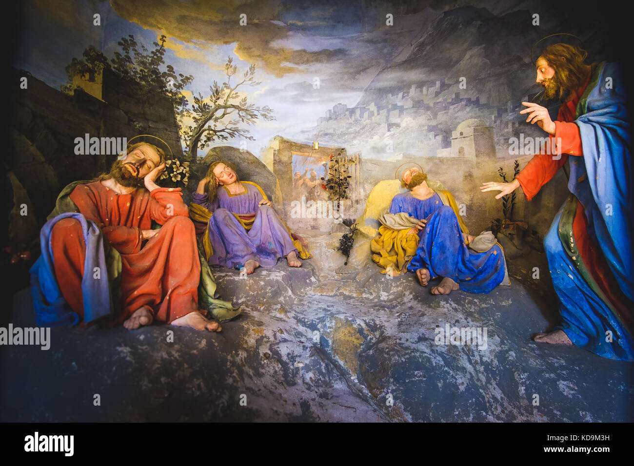 Figures bibliques représentation de scène (presepe) de Jésus Christ réveille les disciples endormis(Sacro Monte di Varallo, Piémont, Italie, 24 mai 2017) Banque D'Images