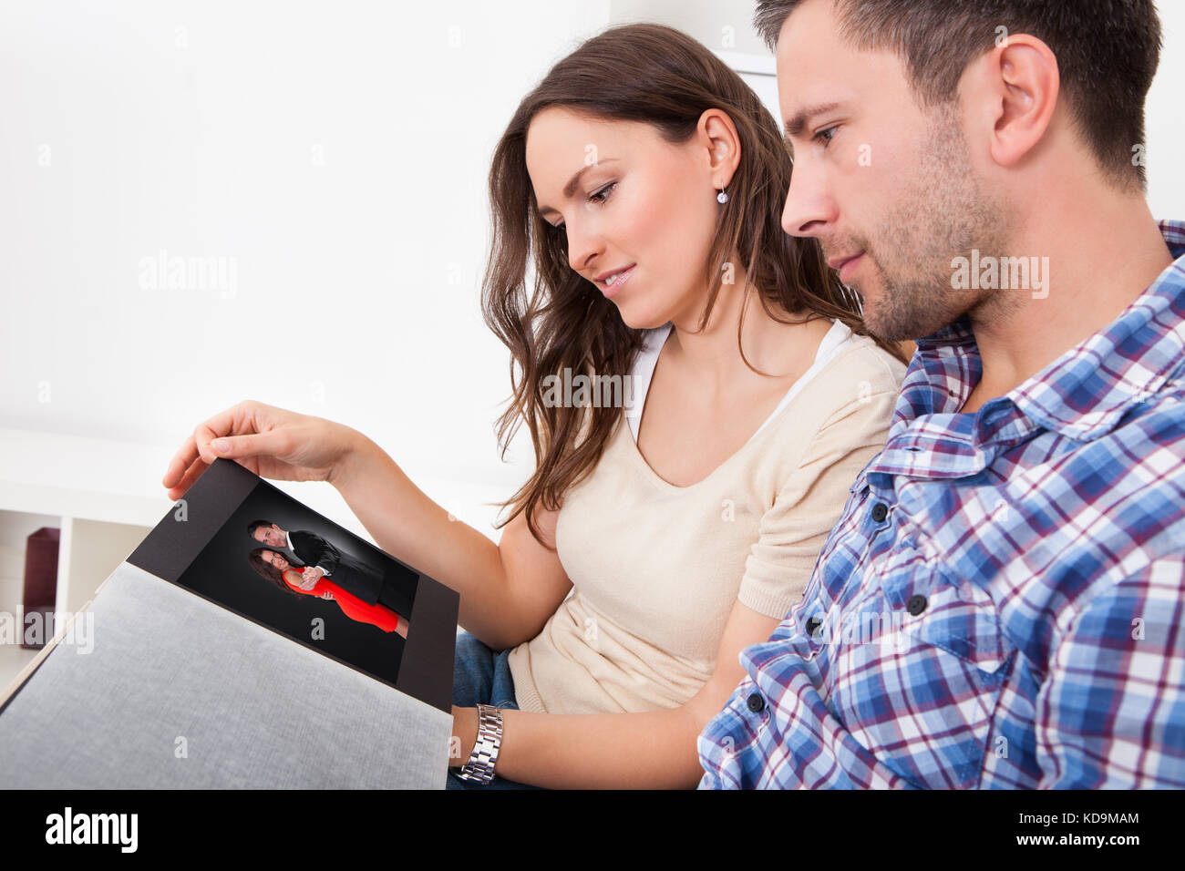 L'homme et la femme à la recherche à des couples photo dans l'album Banque D'Images