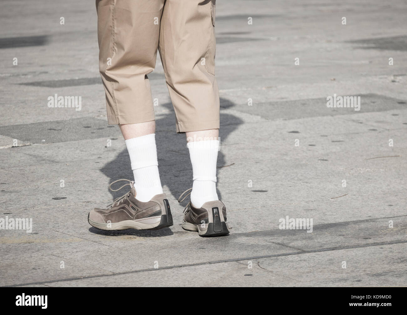 Vue arrière de l'Espagne en portant des trois quarts pantalon beige et  blanc chaussettes Photo Stock - Alamy