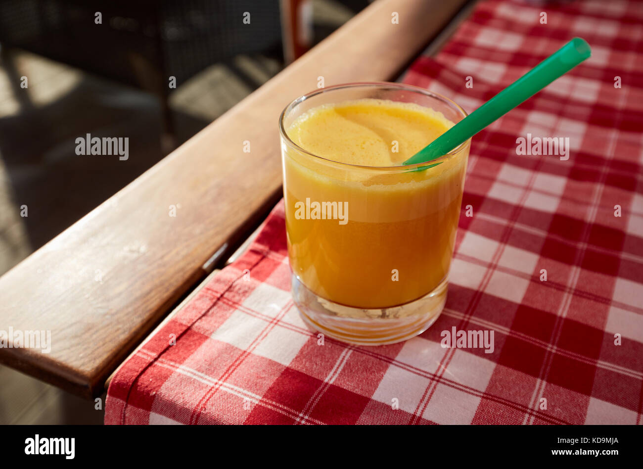 Verre de jus d'orange frais à la terrasse d'un café. Banque D'Images
