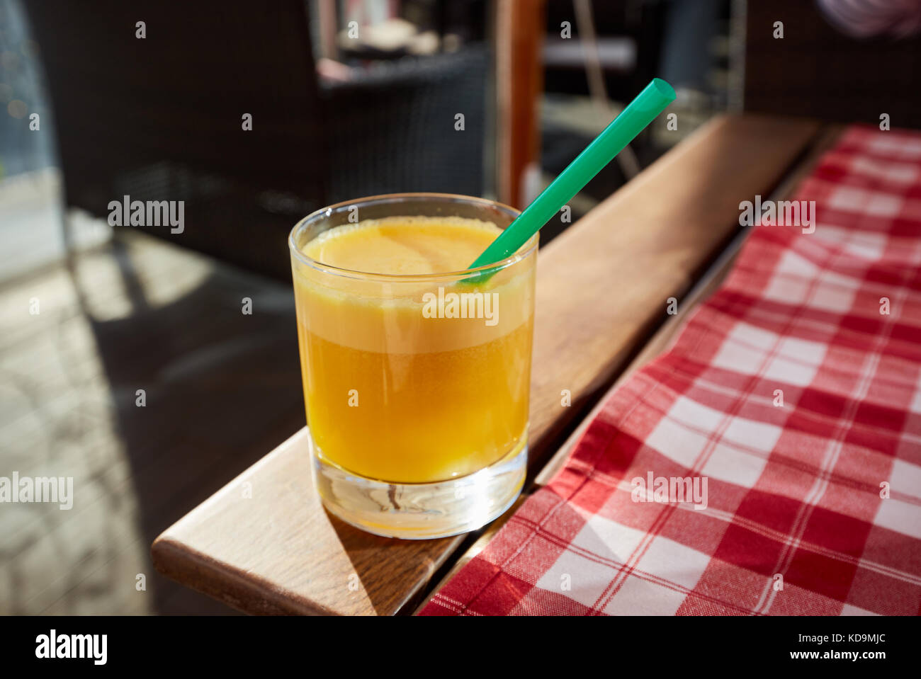 Verre de jus d'orange frais à la terrasse d'un café. Banque D'Images