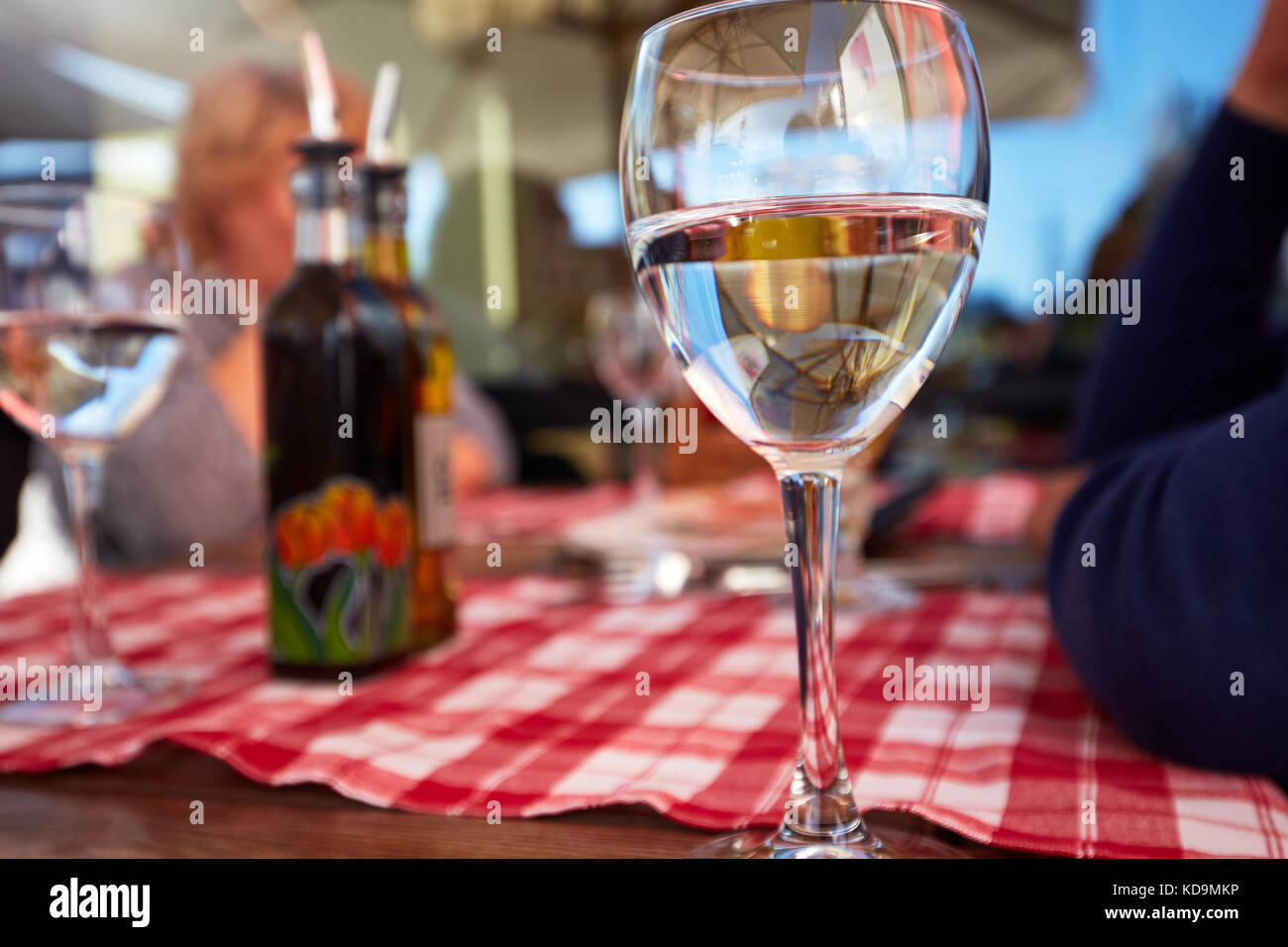 Verre à eau potable pure terrasse d'un café. Banque D'Images