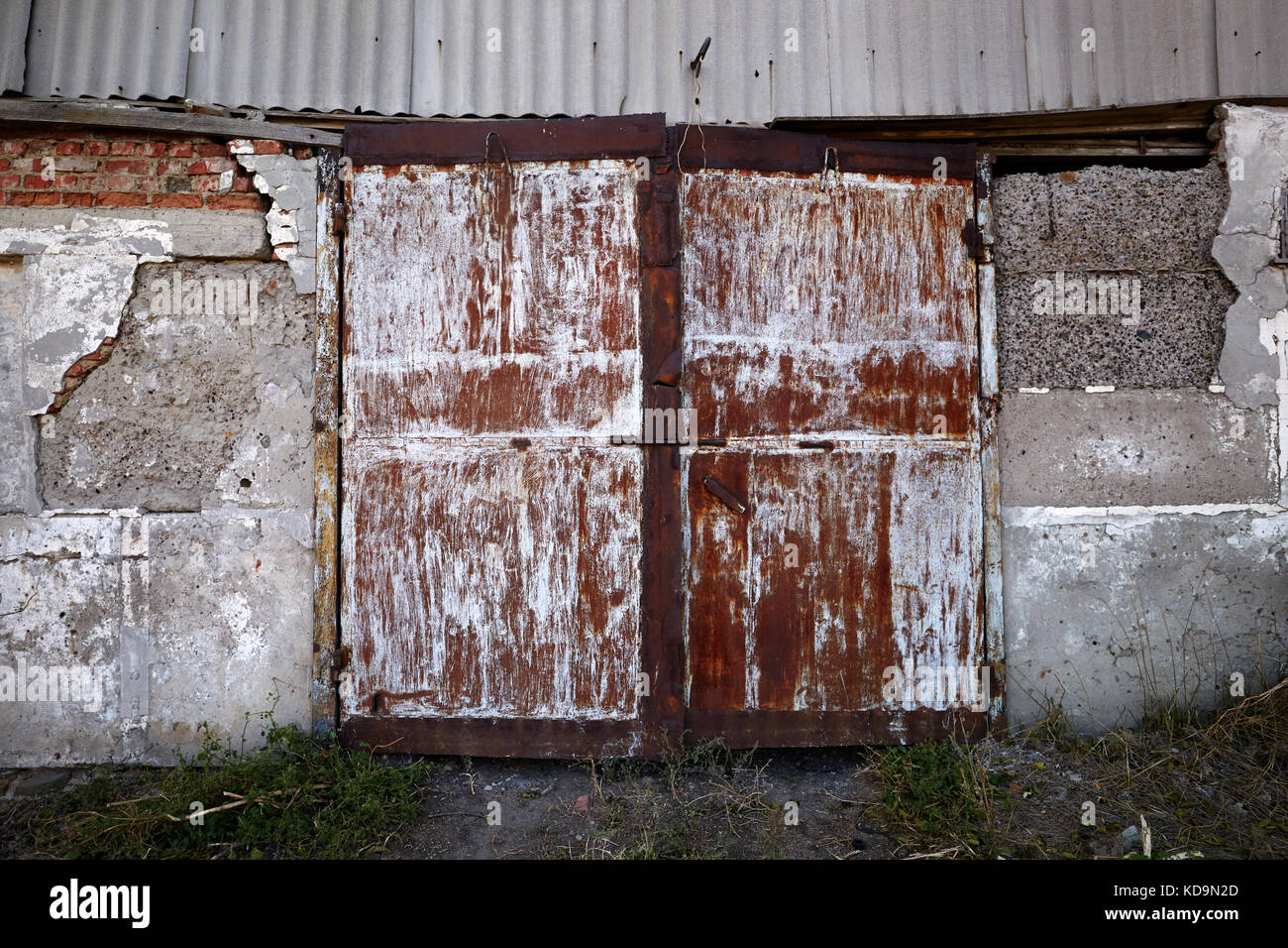 Vieux métal porte de grange abandonnée. Banque D'Images