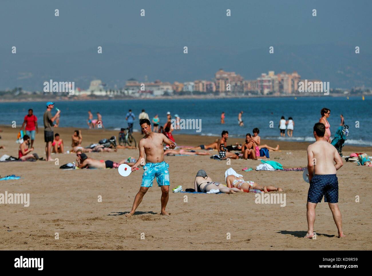 Valence Espagne Oct 11 17 Les Gens De Soleil Au Bord De La Plage Las Arenas A Valence Espagne Le 11 Octobre 17 En Raison De La Temperature Elevee Dans La Cote