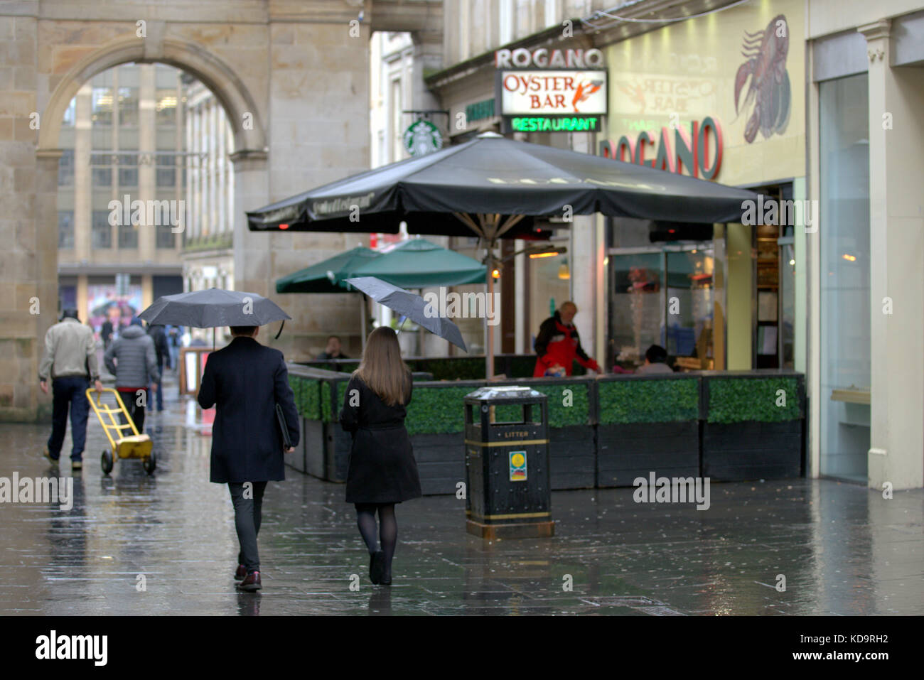 Glasgow, Écosse, Royaume-Uni.11 octobre. Météo britannique le temps épouvantable de l'été se poursuit jusqu'à l'automne alors que de fortes averses et des vents forts frappent la ville près du célèbre restaurant Rogano Royal Exchange Square. Crédit Gerard Ferry/Alamy news Banque D'Images