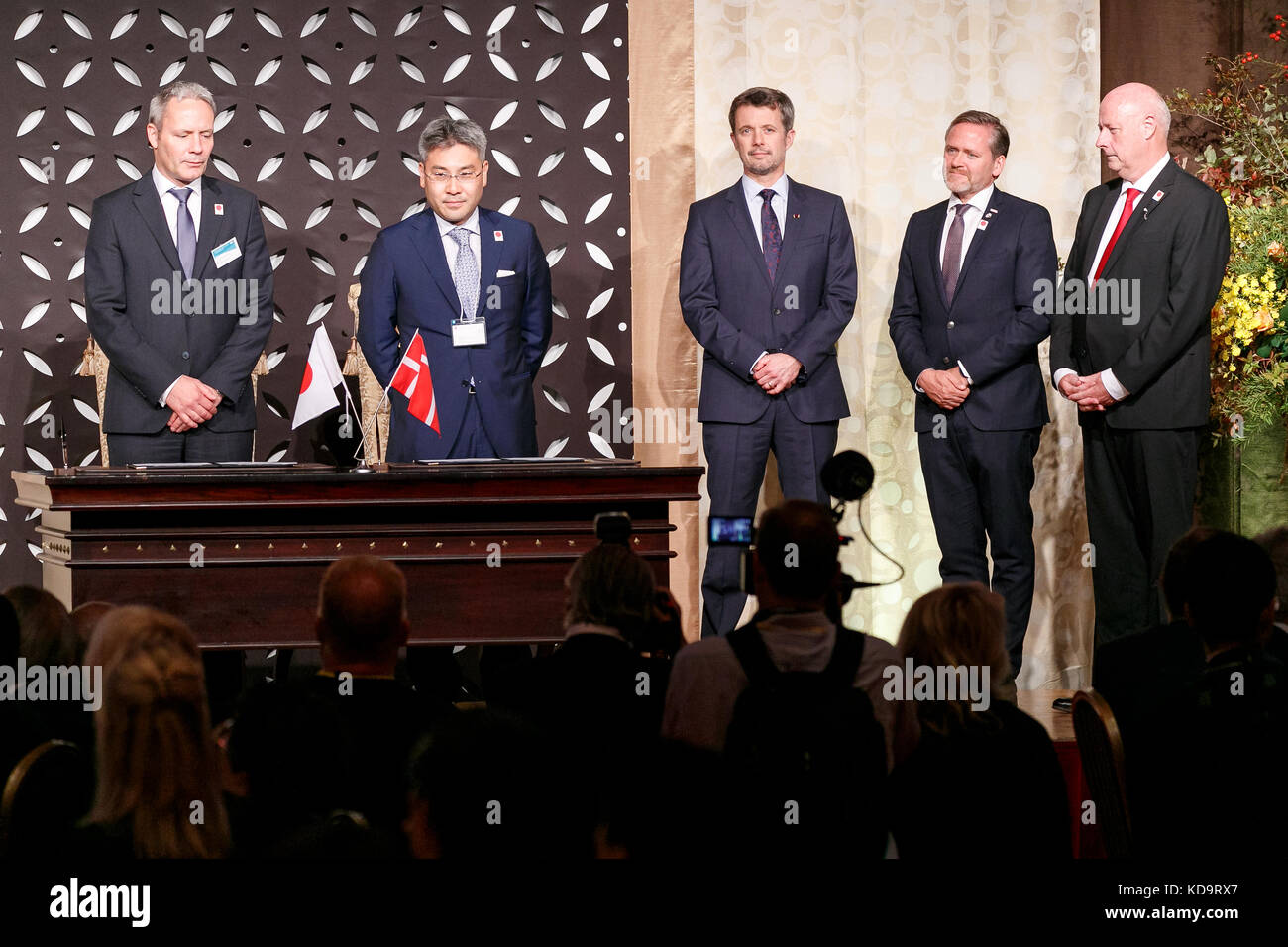 Tokyo, Japon. 11 octobre 2017. Son Altesse Royale le prince héritier Frederik André Henrik Christian (C) pose pour les caméras lors d'une cérémonie de signature de protocole d'accord entre des entreprises danoises et japonaises à l'hôtel Gajoen Tokyo le 11 octobre 2017, Tokyo, Japon. Le couple des Prince héritiers danois espère cimenter les relations d’affaires entre le Japon et le Danemark lors de leur visite célébrant 150 ans de relations diplomatiques entre les deux pays. Crédit : Rodrigo Reyes Marin/AFLO/Alamy Live News crédit : Aflo Co. Ltd./Alamy Live News Banque D'Images