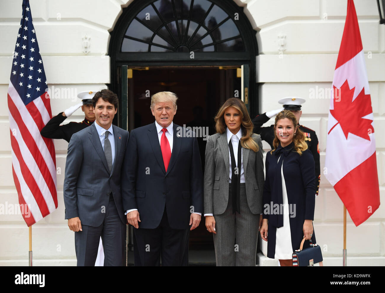 Washington, États-Unis. 11 octobre 2017. Le président américain Donald Trump (2e l) accueille le premier ministre canadien Justin Trudeau (1er l) en visite à la Maison Blanche à Washington, DC, aux États-Unis, le 11 octobre 2017. Trump a rencontré Trudeau mercredi dans le cadre des nouvelles négociations de l’ALENA. Crédit : Yin Bogu/Xinhua/Alamy Live News Banque D'Images