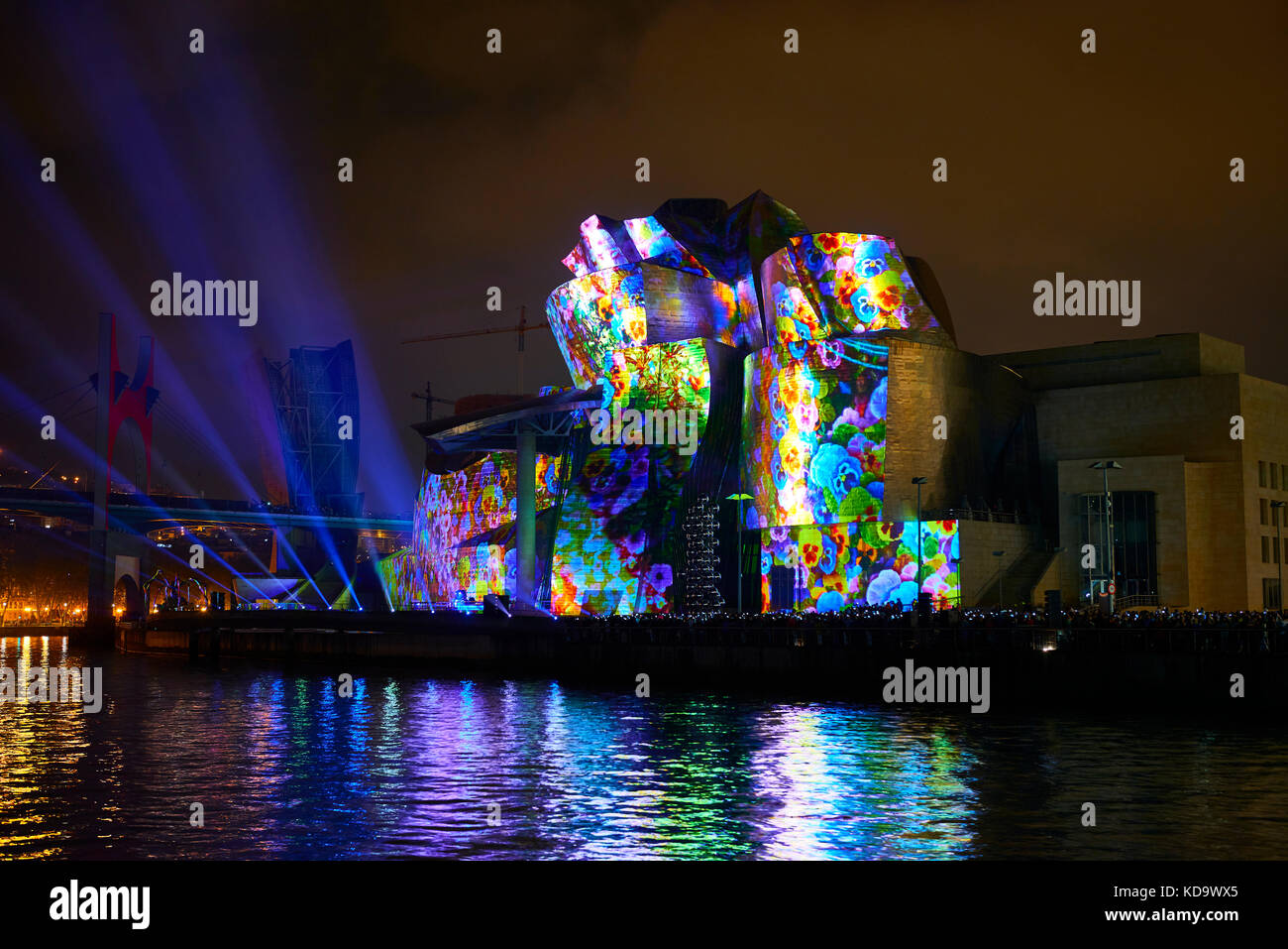 Bilbao, Espagne. Oct 11, 2017. Réflexions, plus de lumière spectaculaire musée Guggenheim Crédit façade : Juanma Aparicio/Alamy Live News Banque D'Images