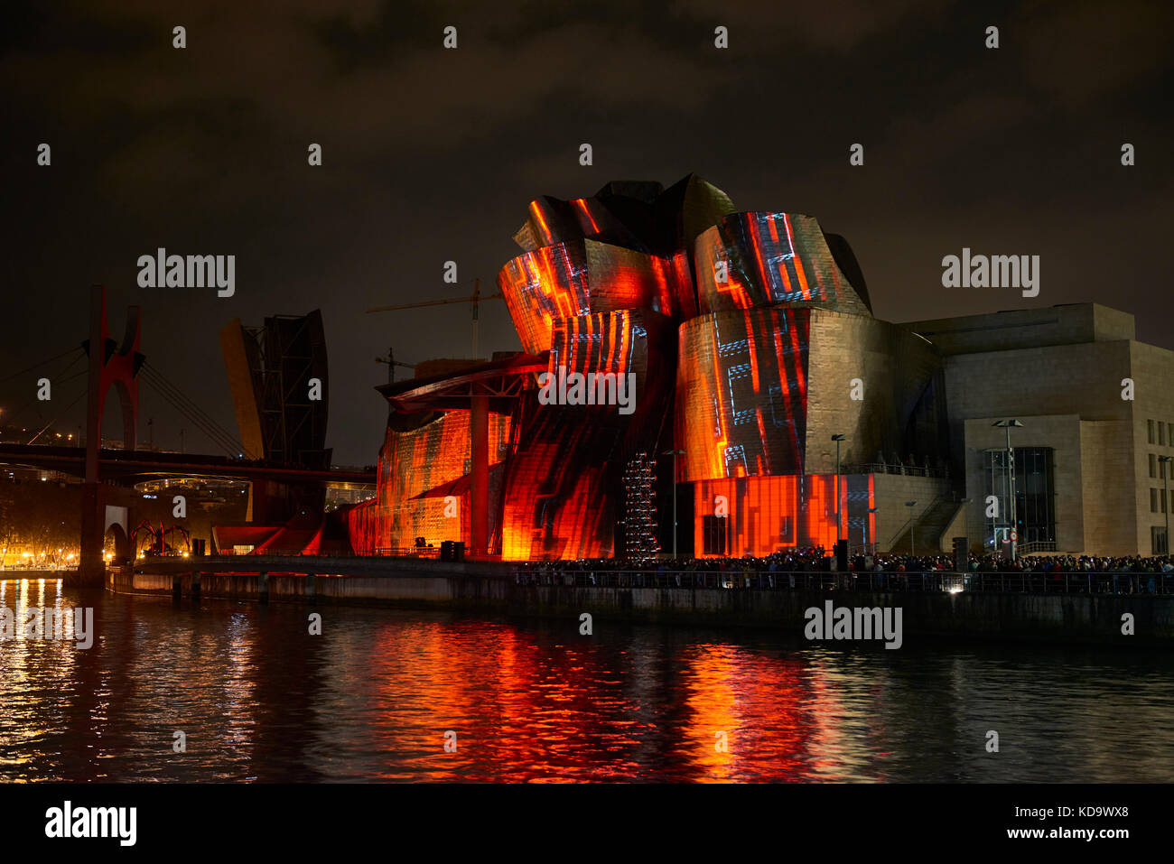 Bilbao, Espagne. Oct 11, 2017. Réflexions, plus de lumière spectaculaire musée Guggenheim Crédit façade : Juanma Aparicio/Alamy Live News Banque D'Images