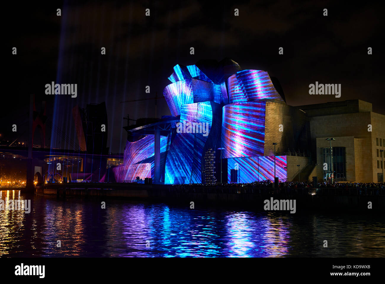 Bilbao, Espagne. Oct 11, 2017. Réflexions, plus de lumière spectaculaire musée Guggenheim Crédit façade : Juanma Aparicio/Alamy Live News Banque D'Images