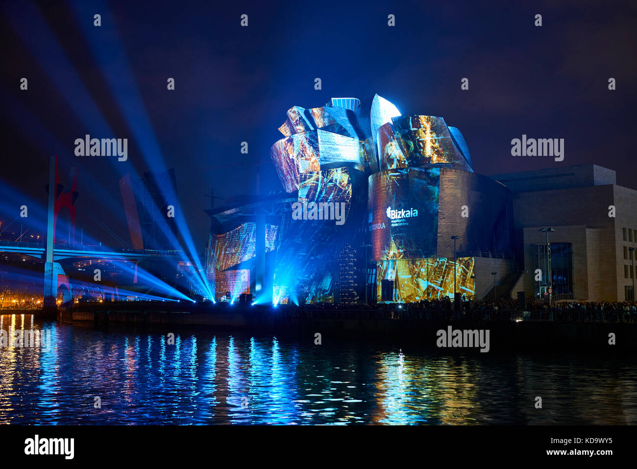 Bilbao, Espagne. Oct 11, 2017. Réflexions, plus de lumière spectaculaire musée Guggenheim Crédit façade : Juanma Aparicio/Alamy Live News Banque D'Images
