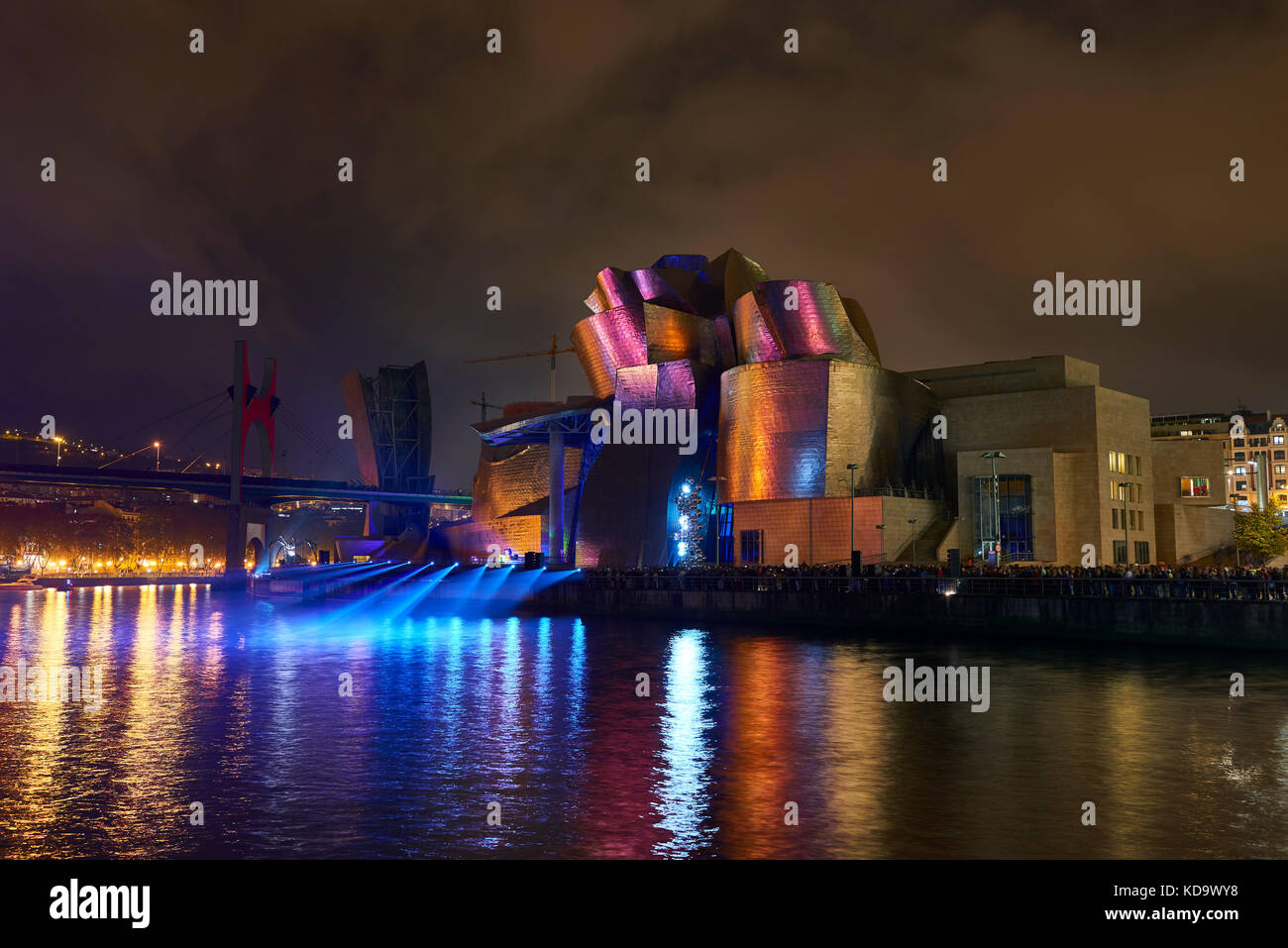 Bilbao, Espagne. Oct 11, 2017. Réflexions, plus de lumière spectaculaire façade du musée Guggenheim, Bilbao, Biscaye, Pays basque, Euskadi, Euskal Herria, l'Espagne, l'Europe Crédit : Juanma Aparicio/Alamy Live News Banque D'Images
