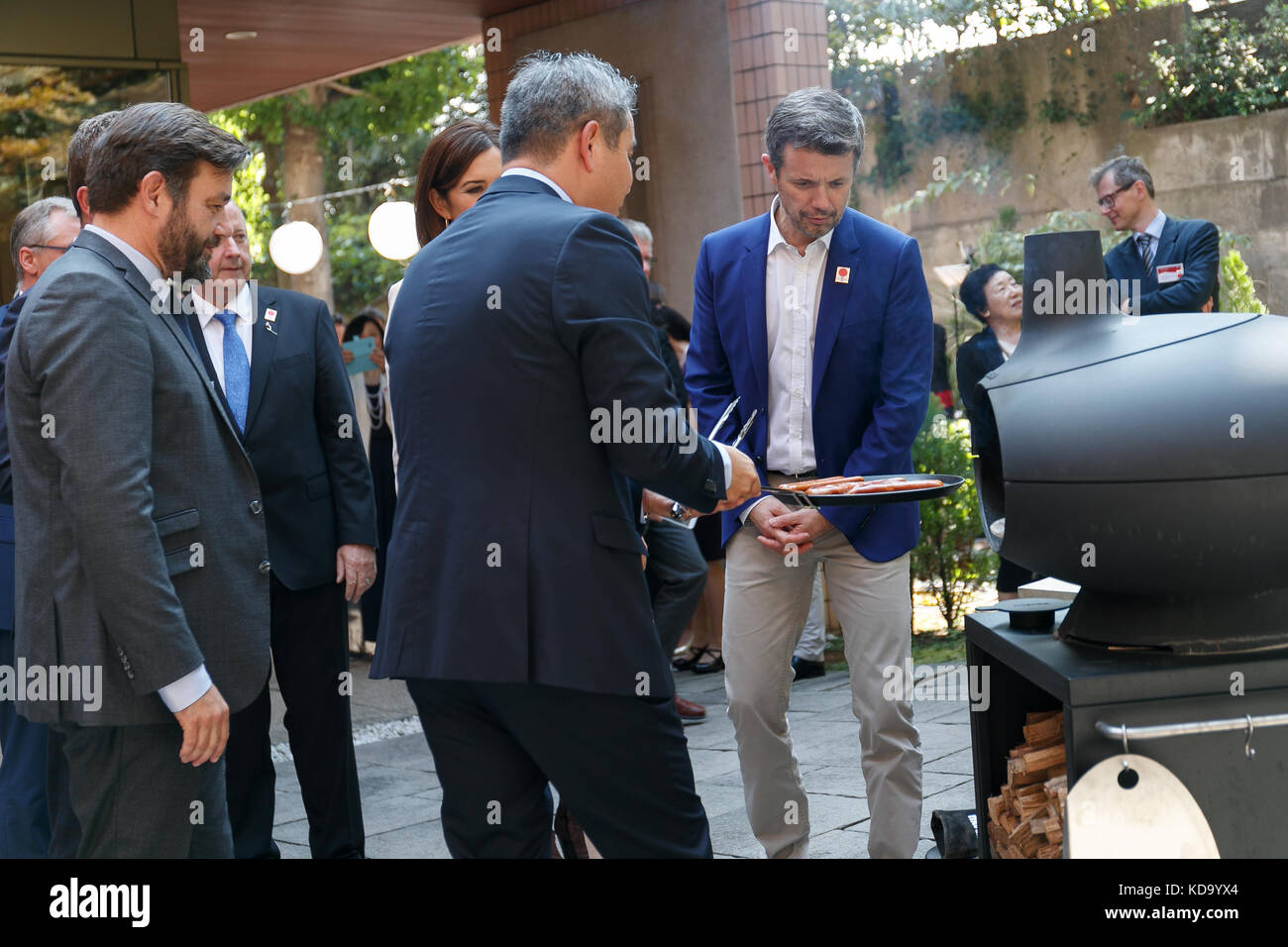 Son Altesse Royale le prince frederik André henrik christian (r) participe à une exposition alimentaire et mode de vie danoise à l'ambassade du Danemark à Tokyo, le 12 octobre 2017, au Japon. la couronne danoise couple sont au Japon dans le cadre des festivités pour les 150 ans de relations diplomatiques entre le Japon et le Danemark. Credit : Rodrigo reyes marin/aflo/Alamy live news Banque D'Images