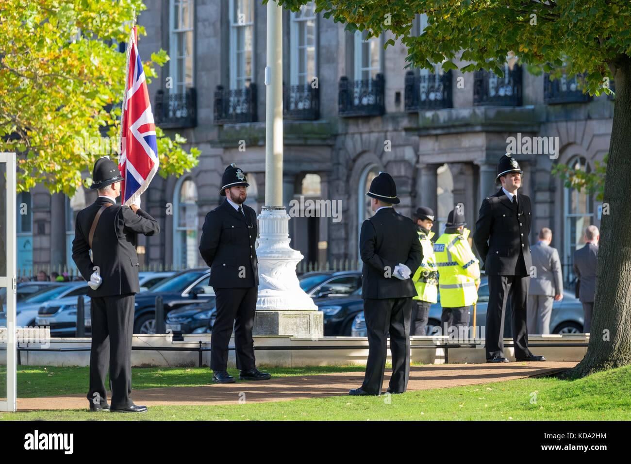 Birkenhead, UK. Oct 12, 2017. Un monument commémoratif a été dévoilé à un service à Birkenhead Hamilton Square sur le Wirral le Jeudi, Octobre 12, 2017 en l'honneur de l'agent de police Dave Phillips, qui est décédé en octobre 2015 après avoir été frappé par un véhicule volé. Le Premier Ministre du Royaume-Uni, Theresa May, a assisté à la cérémonie. © Christopher Middleton/Alamy Live News Banque D'Images