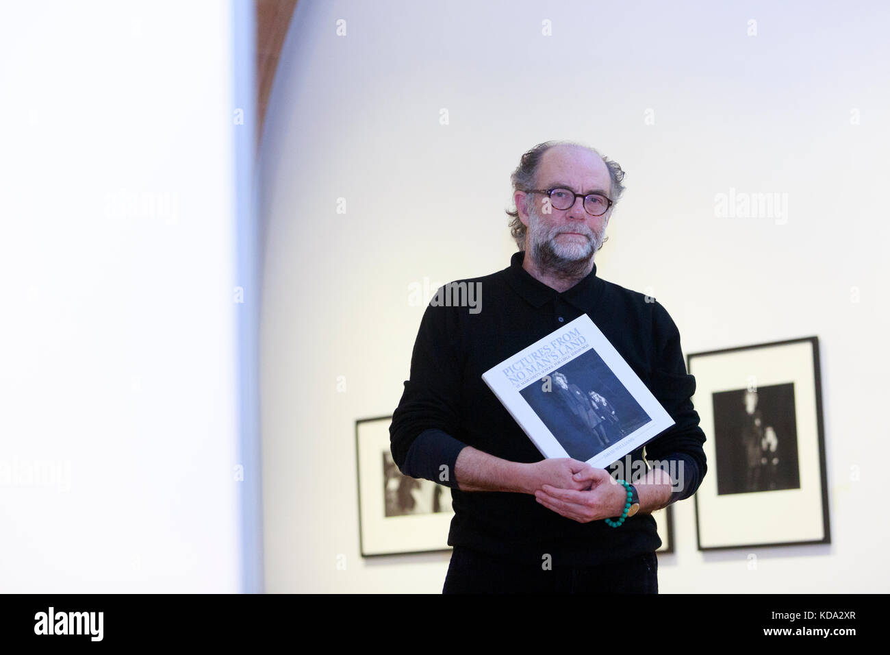 Edimbourg, Ecosse. Oct 12, 2017. Scottish National Portrait Gallery afficher nouvelle exposition intitulée : Quand nous étions jeunes. Sur la photo : David Williams photographe. Credit : Pako Mera/Alamy Live News Banque D'Images