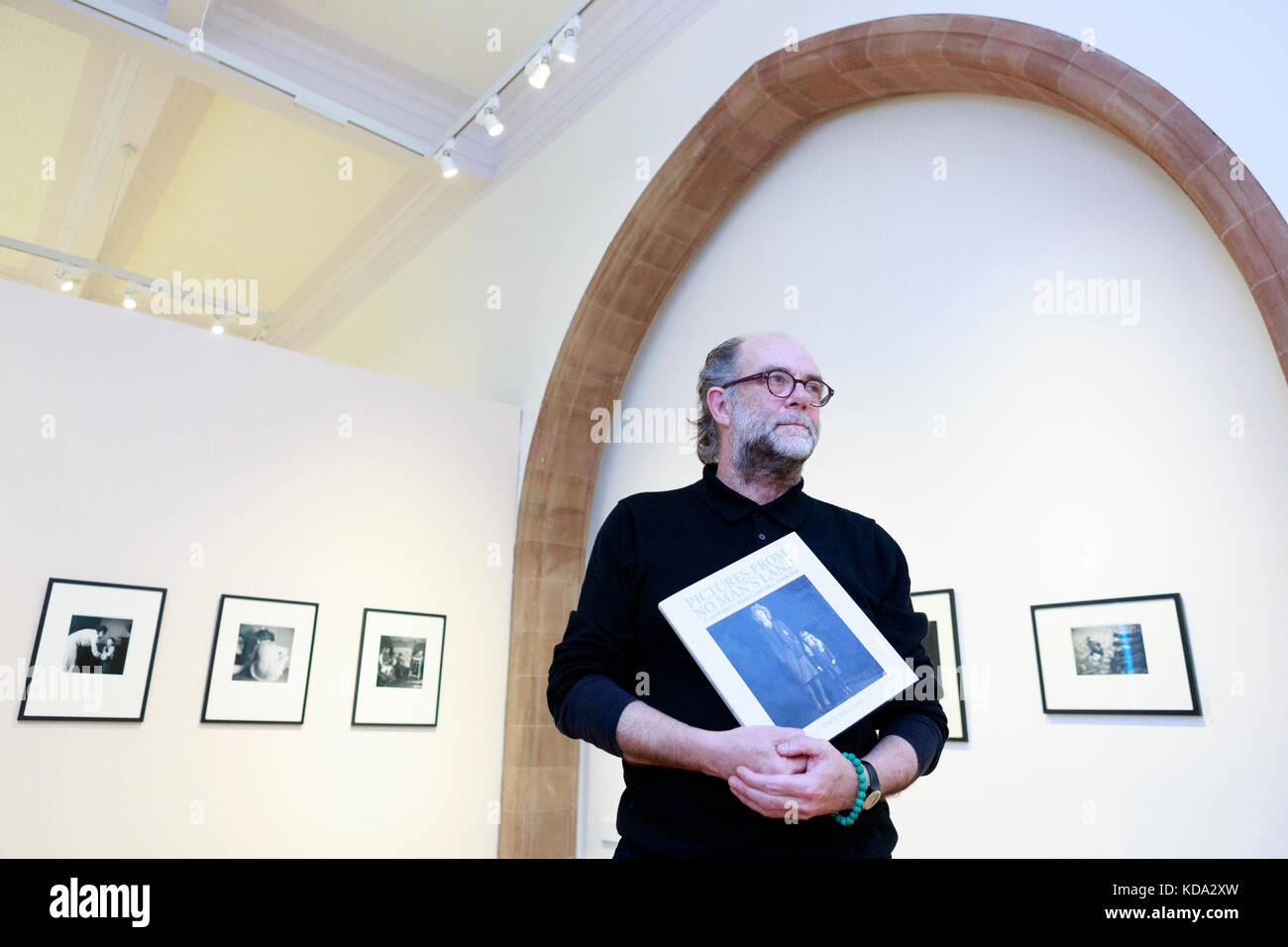 Edimbourg, Ecosse. Oct 12, 2017. Scottish National Portrait Gallery afficher nouvelle exposition intitulée : Quand nous étions jeunes. Sur la photo : David Williams photographe. Credit : Pako Mera/Alamy Live News Banque D'Images