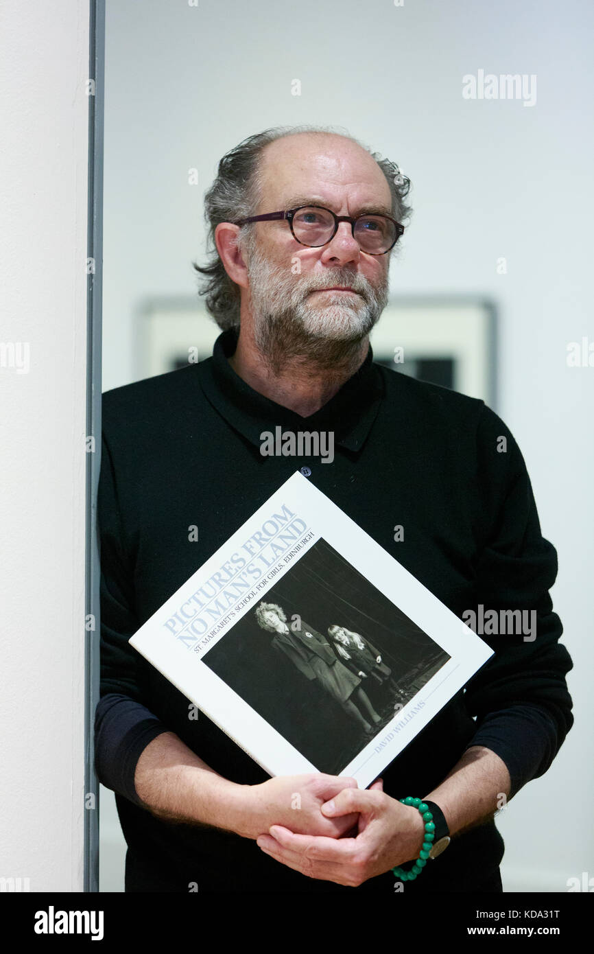 Edimbourg, Ecosse. Oct 12, 2017. Scottish National Portrait Gallery afficher nouvelle exposition intitulée : Quand nous étions jeunes. Sur la photo : David Williams photographe. Credit : Pako Mera/Alamy Live News Banque D'Images