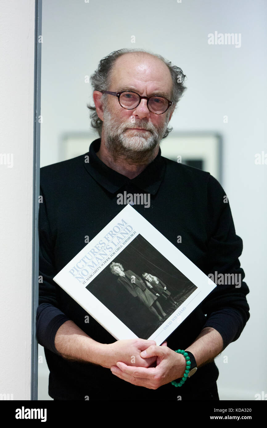 Edimbourg, Ecosse. Oct 12, 2017. Scottish National Portrait Gallery afficher nouvelle exposition intitulée : Quand nous étions jeunes. Sur la photo : David Williams photographe. Credit : Pako Mera/Alamy Live News Banque D'Images