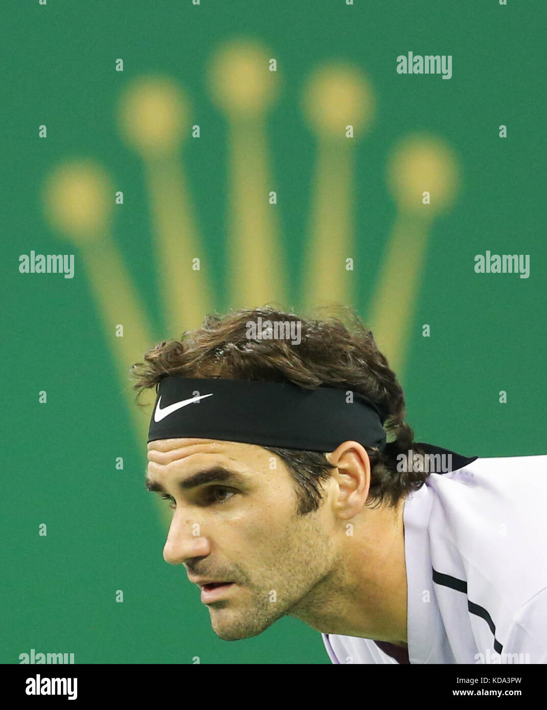 Shanghai, Chine. 12 octobre 2017. Roger Federer, de Suisse, réagit lors du match de troisième tour en simple contre Alexandr Dolgopolov, d'Ukraine, au tournoi de tennis ATP Shanghai Masters 2017 à Shanghai, dans l'est de la Chine, le 12 octobre 2017. Crédit : Ding Ting/Xinhua/Alamy Live News Banque D'Images