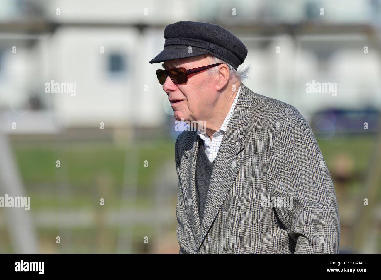 Un homme âgé portant un chapeau plat à pied Photo Stock - Alamy