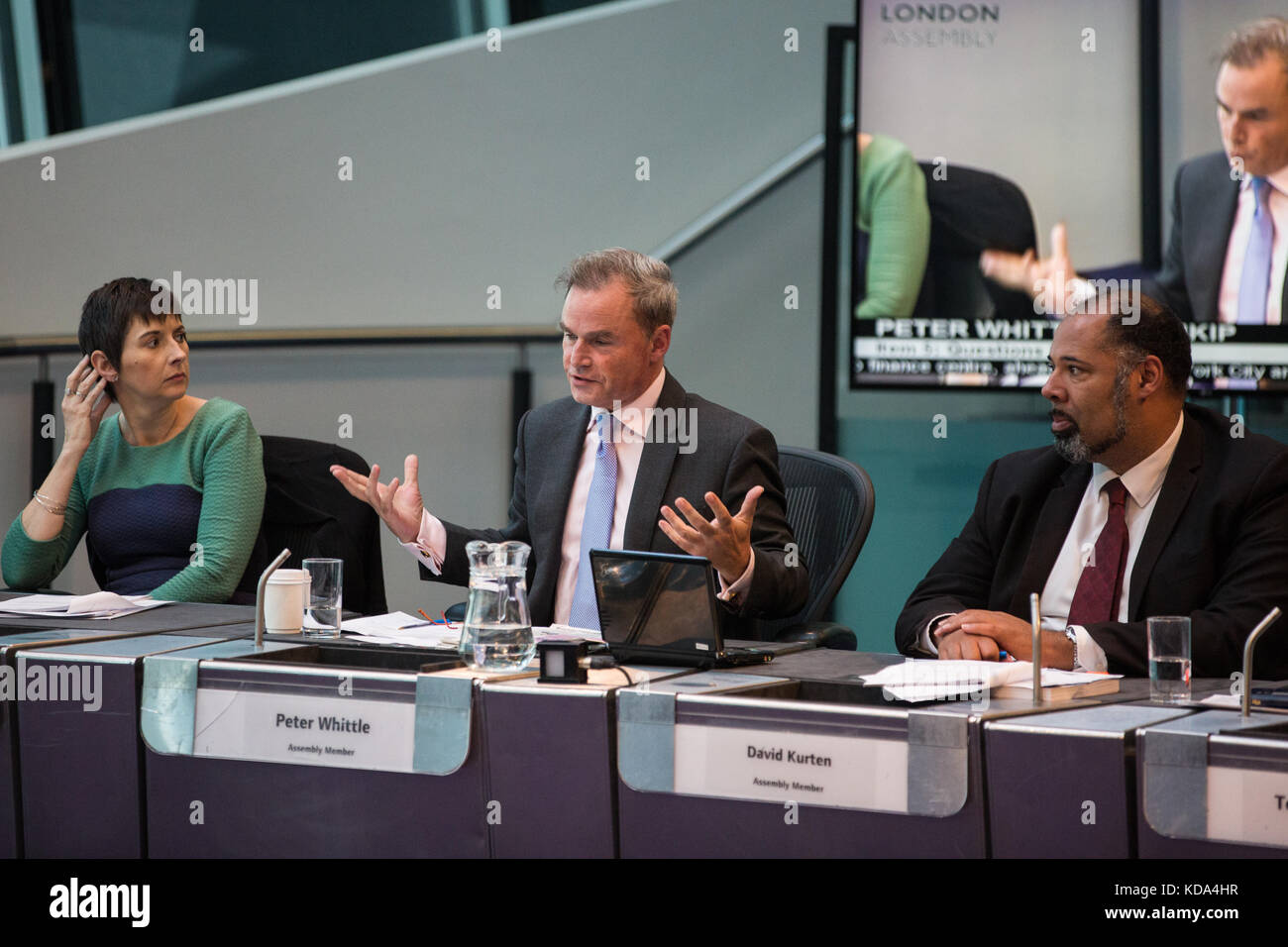 Londres, Royaume-Uni. 12Th oct 2017. Peter Whittle, membre de l'assemblée de Londres de l'UKIP, pose une question concernant l'brexit de maire de Londres Sadiq Khan pendant l'heure des questions du maire à l'hôtel de ville. crédit : mark kerrison/Alamy live news Banque D'Images