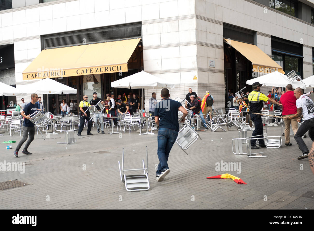 Barcelone, Espagne. 12 octobre 2017. Des manifestants d'extrême droite assaillent le Barreau de Zurich sur la Plaça Catalunya lors du rassemblement syndicaliste de la fête nationale crédit : Piero Cruciatti/Alamy Live News Banque D'Images