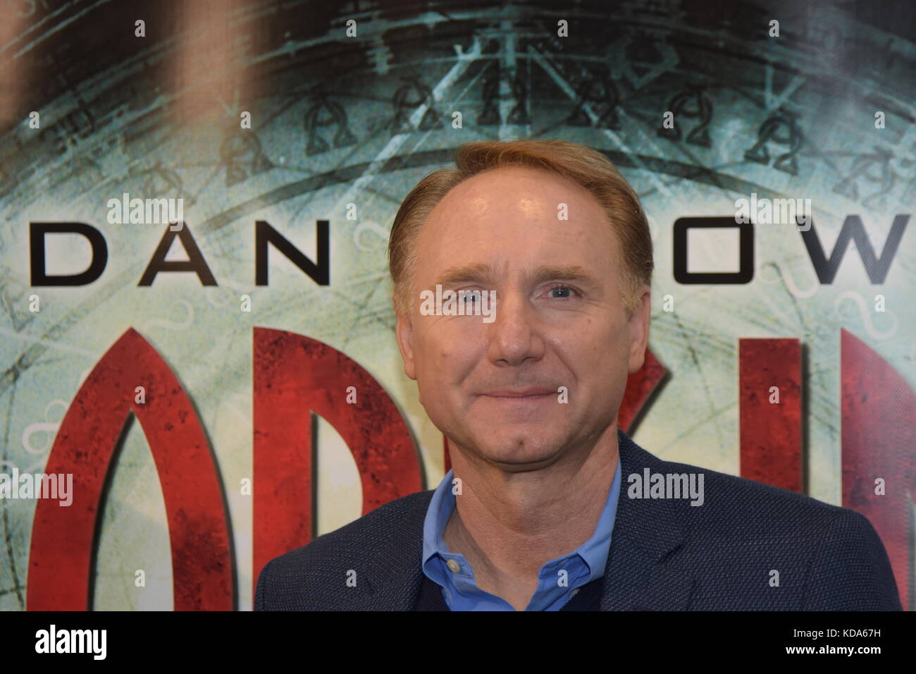 Francfort, Allemagne. 12e oct. 2017. Dan Brown présente son nouveau livre 'Origin' à Frankfurt Bookfair le 12 octobre 2017 à Francfort-sur-le-main, Allemagne. Crédit : Markus Wissmann/Alamy Live News Banque D'Images