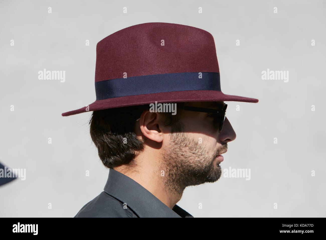 Milan - 20 septembre : dark red hat dans une journée ensoleillée avant d'alberto zambelli fashion show, Milan Fashion week street style le 20 septembre 2017 Banque D'Images