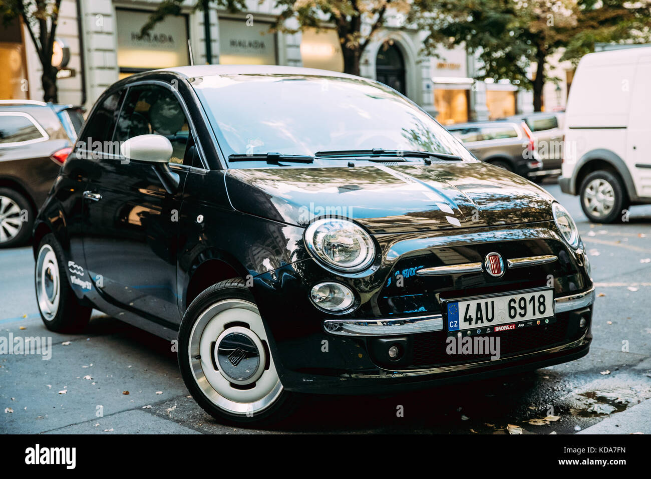 Prague, République tchèque - Le 22 septembre 2017 : Fiat 500 couleur noir voiture en stationnement sur rue. Banque D'Images