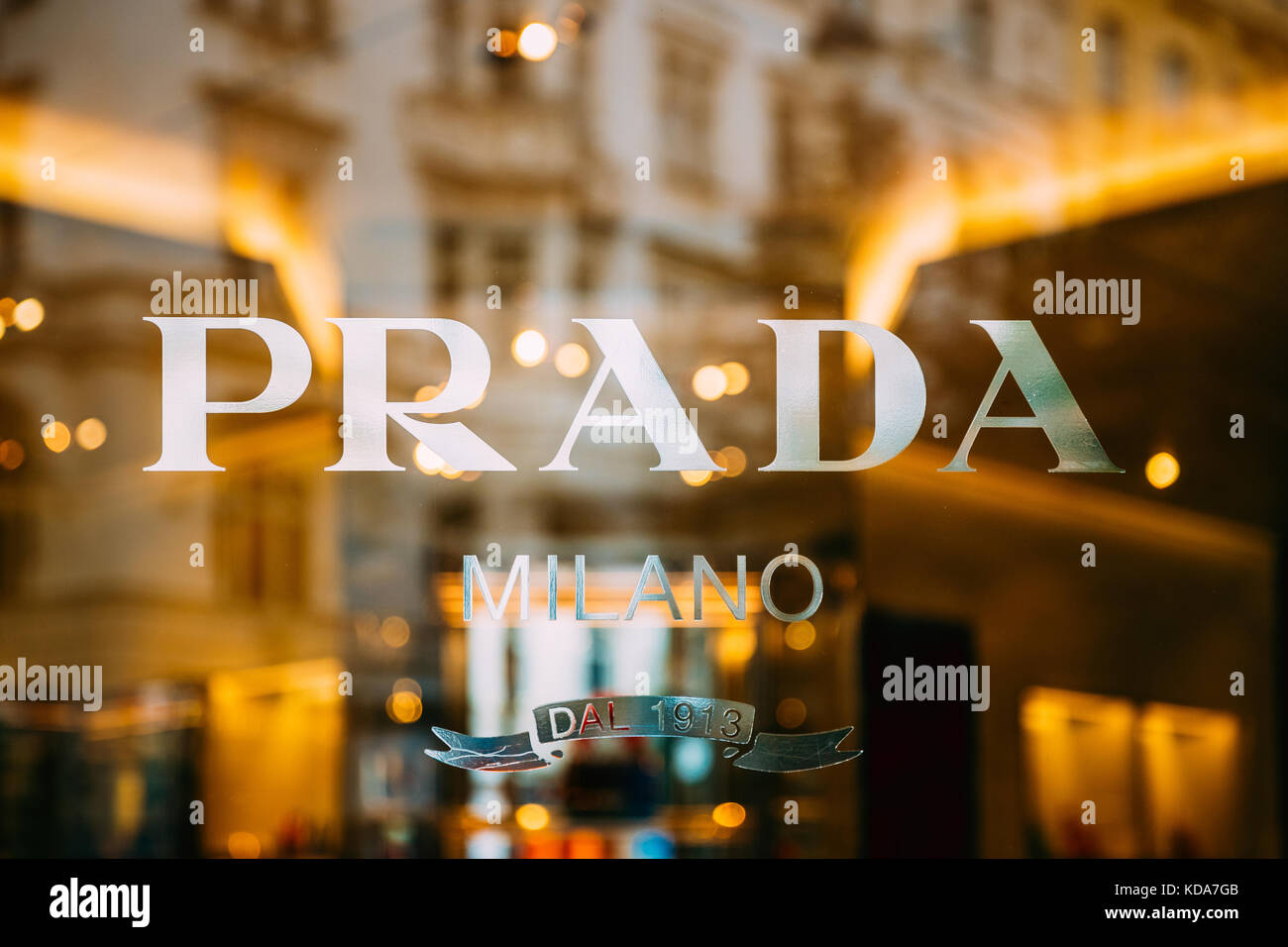 Prague, République tchèque - Le 22 septembre 2017 : gros plan de logotype logo signe de prada sur la fenêtre du magasin. Prada est la maison de couture de luxe italien foun Banque D'Images