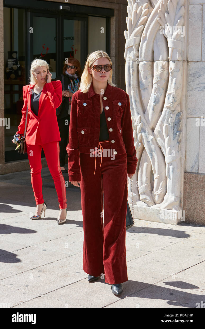 Milan - 20 septembre : femme avec un pantalon en velours rouge foncé et  veste avant que cristiano burani fashion show, Milan Fashion week street  style sur septembe Photo Stock - Alamy