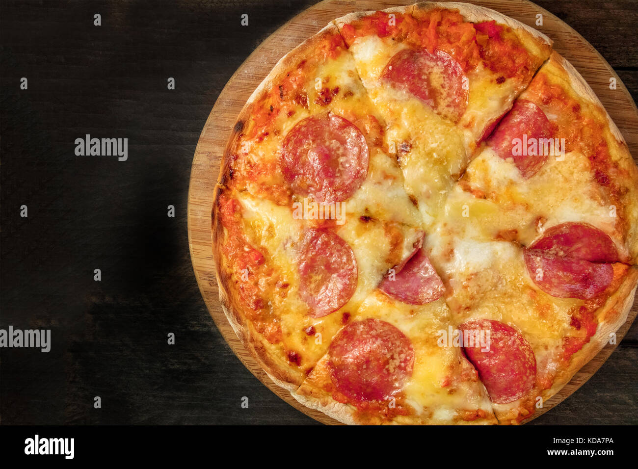 Pizza au pepperoni coupé avec une place pour le texte Banque D'Images