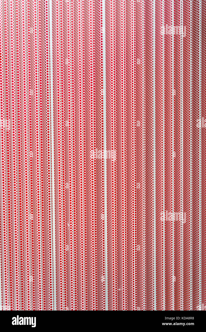 Surface rouge couverts par panneau perforé métallique Banque D'Images