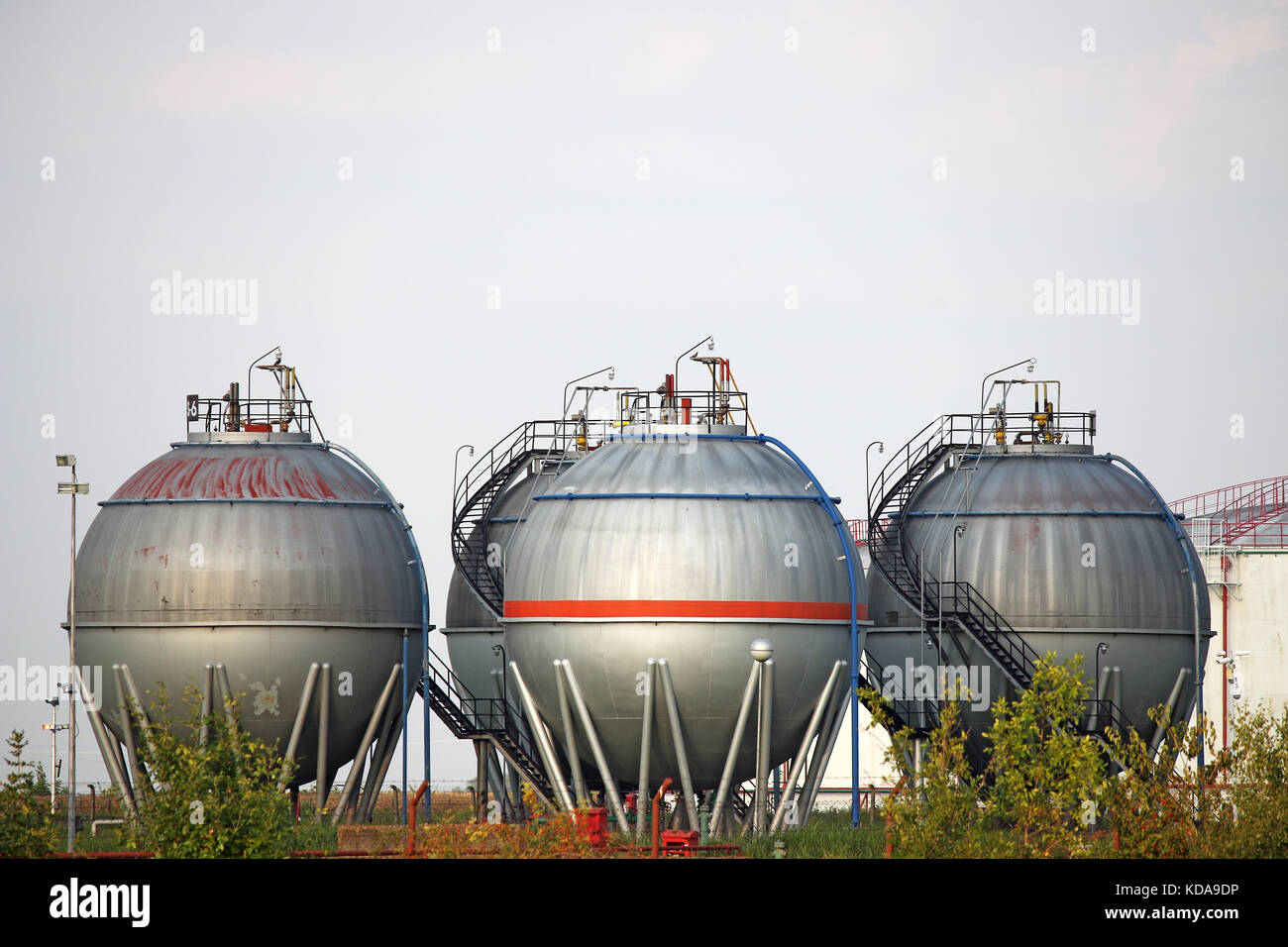 Quatre réservoirs d'huile sur terrain Banque D'Images