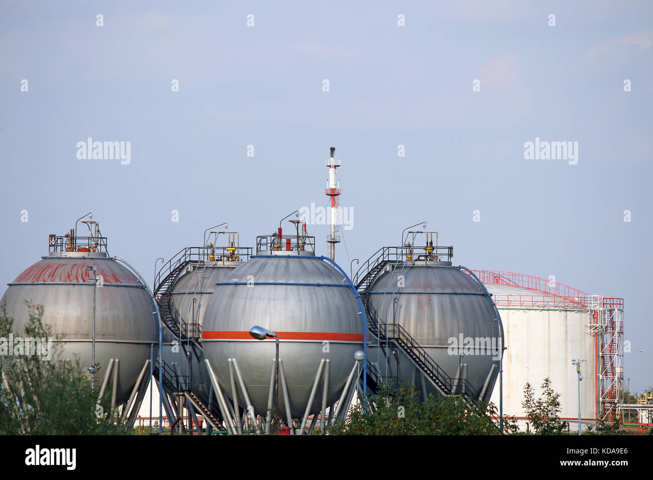 Les réservoirs d'huile usine pétrochimique Banque D'Images