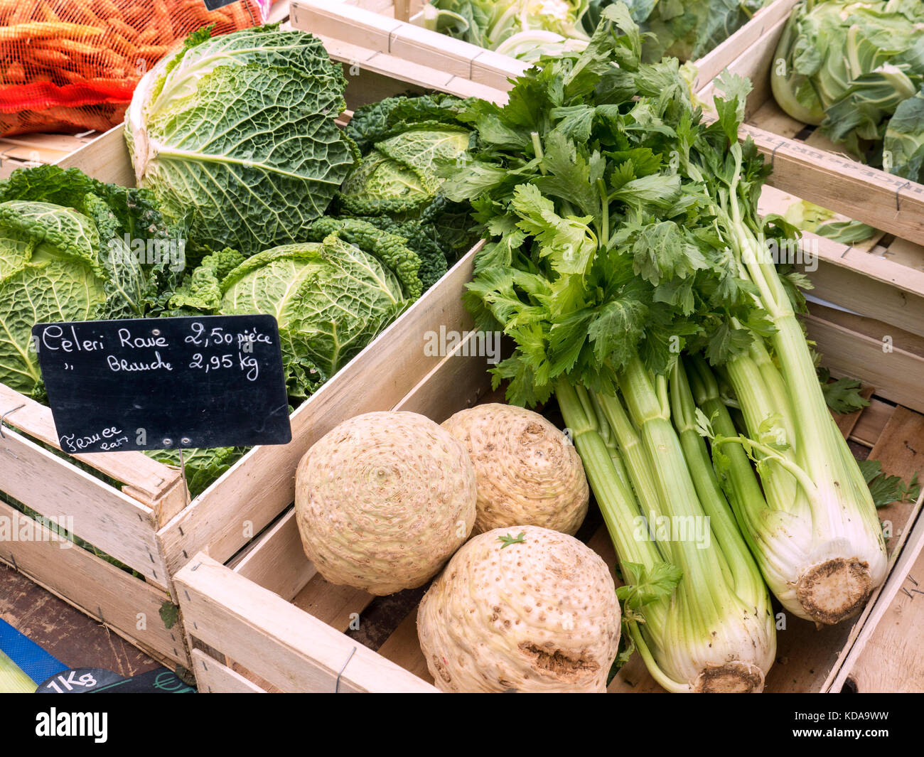 Les légumes du marché, les agriculteurs français affichage de chou, céleri-rave et le céleri en caisse en bois, avec petit tableau noir euro/kg prix, à un marché de producteurs à Moëlan sur Mer Banque D'Images