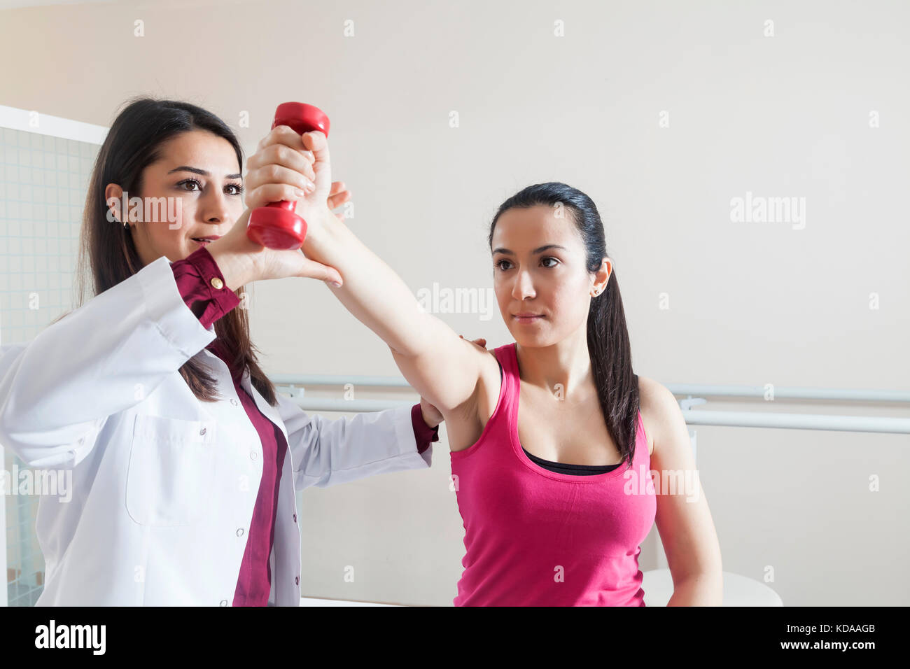 Faire des exercices spéciaux Certains patients sous la surveillance d'un physiothérapeute Banque D'Images
