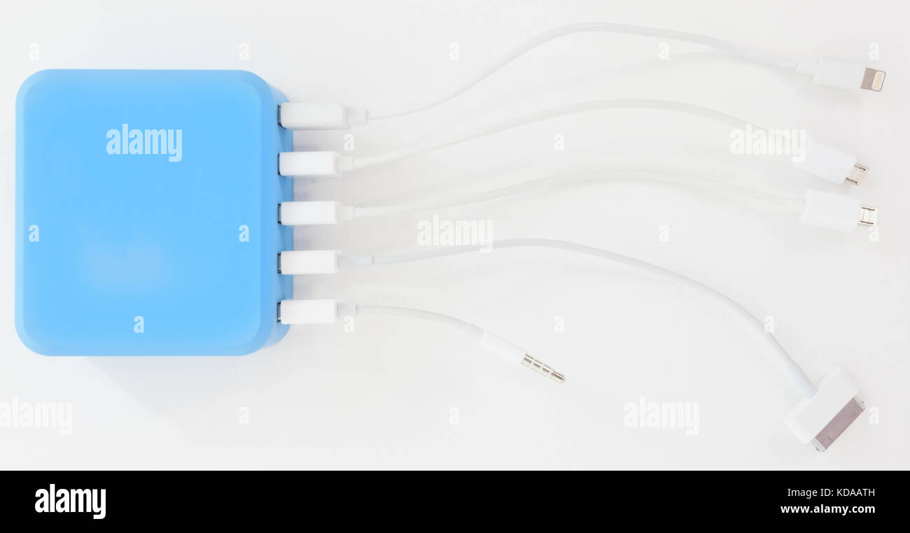 Vue de face de petits appareils électroniques de charge. Banque D'Images