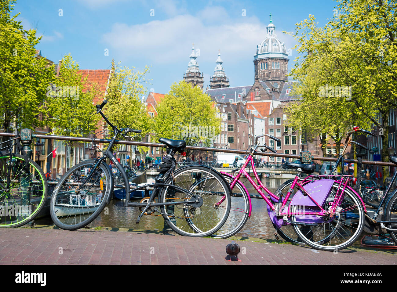 Amsterdam, Pays-Bas - 20 Avril 2017 : Location sur la ville de la rivière de la rue Bridge à Amsterdam Banque D'Images