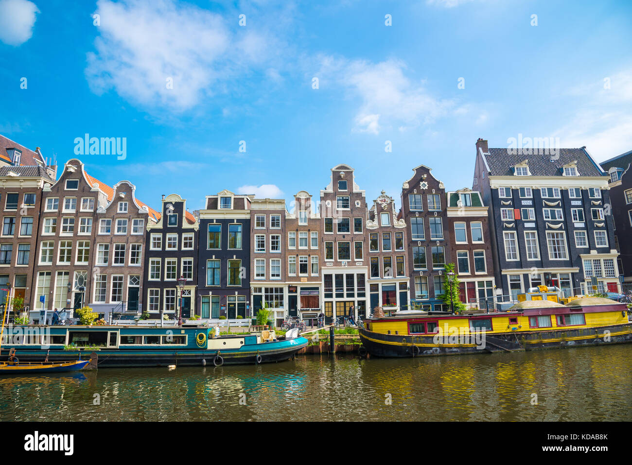 Amsterdam, Pays-Bas - 20 Avril 2017 : Belle vue sur les canaux d'Amsterdam avec des bateaux et des maisons typiquement néerlandais. Hollande, Pays-Bas. Belle vue Banque D'Images