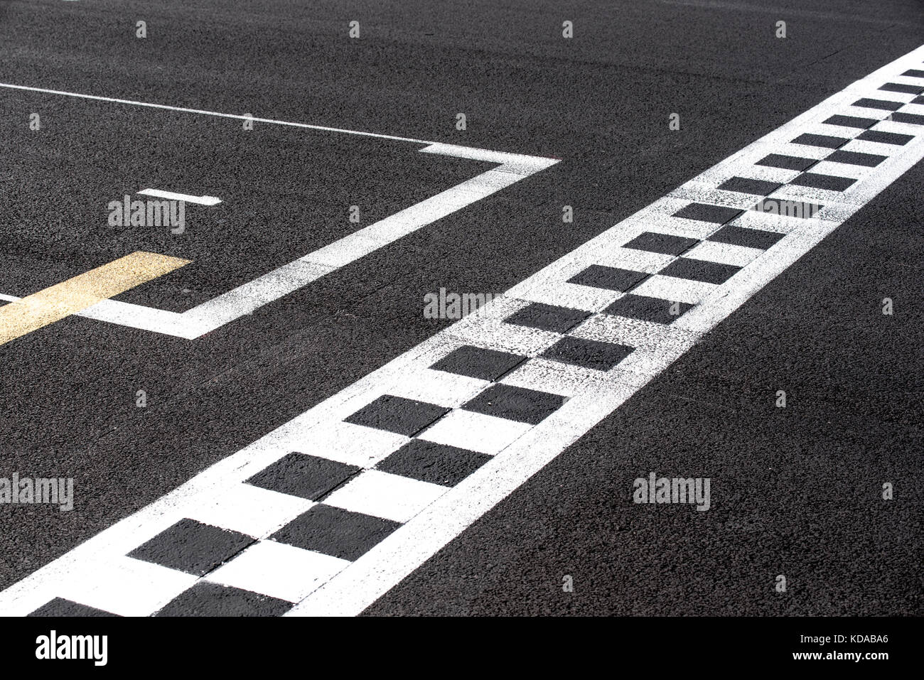 Ligne d'arrivée à damiers et signe la pole position dans le sport automobile racing track concept de haut première position numéro un, l'objectif et le succès Banque D'Images