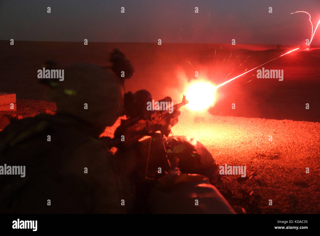 Un soldat du corps des marines des États-Unis tire un tracer à partir d'une ronde m240g machine gun pendant une nuit de tir réel d'entraînement au camp shorabak 25 juin 2017 près de Lashkar Gah, dans la province d'Helmand, en Afghanistan. Banque D'Images