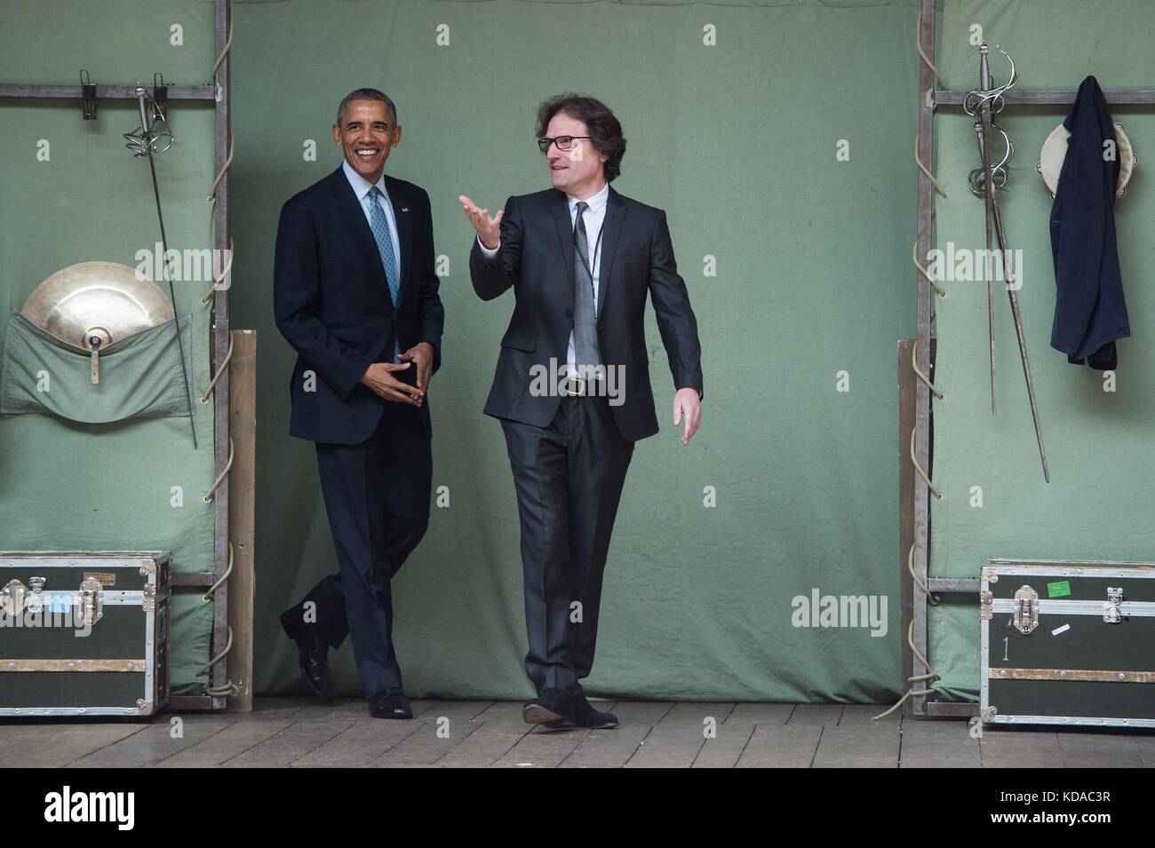 Le directeur de théâtre anglais Dominic Dromgoole donne au président américain Barack Obama une visite du Shakespeare Globe Theatre le 23 avril 2016 à Londres, en Angleterre. Banque D'Images