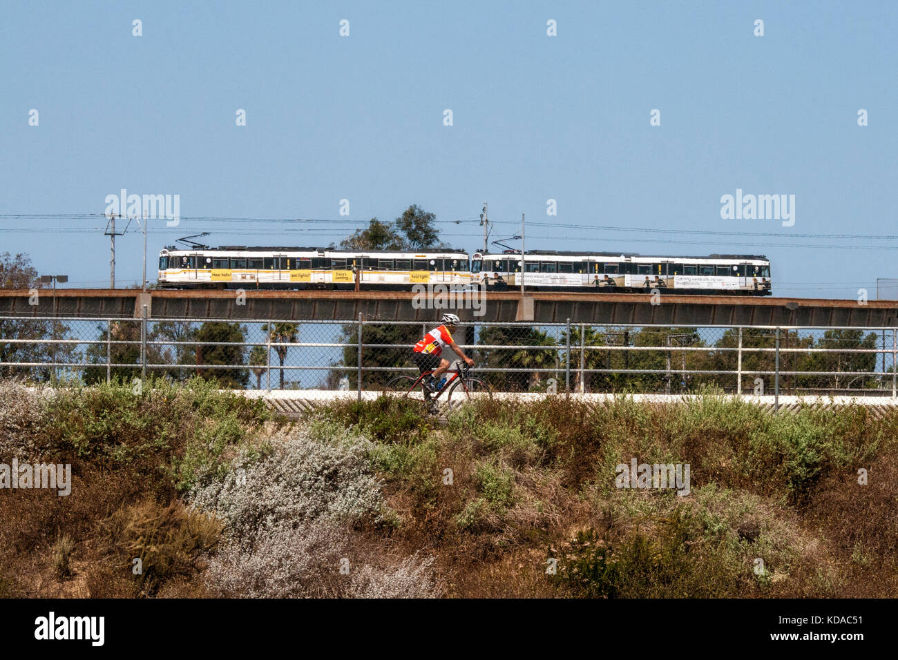 Los Angeles Metro Rail le long de la rivière Los Angeles, long Beach, Californie, États-Unis Banque D'Images